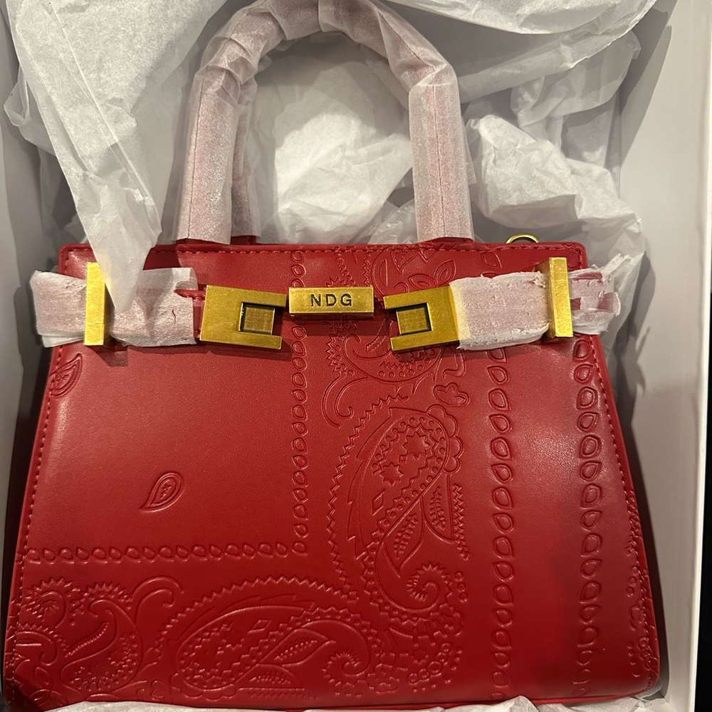 Fashionable Red Handbag - Picture 4 of 6